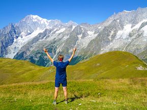 Wanderin genießt Bergpanorama auf der Tour du Mont Blanc