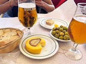 Mittagessen mit Käse und Oliven