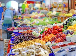 Markt mit regionalen Lebensmitteln