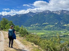 Wanderin blickt auf die atemberaubende Landschaft im Vinschgau