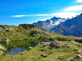 Idyllischer Bergsee in den französischen Alpen