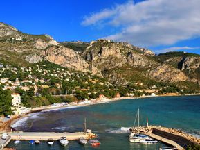 Kleiner Hafen und toller Küstenblick beim Wandern an der Côte d'Azur