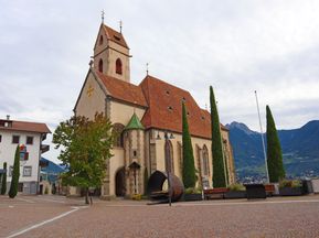 Großzügiger Dorfplatz mit Kirche in Marling