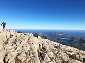 Wanderer auf den Felsen des Tramuntana Gebirges