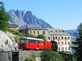 Zahnradbahn am Fuße des Mont Blanc
