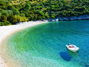 Kroatische Bucht mit Seegelboot