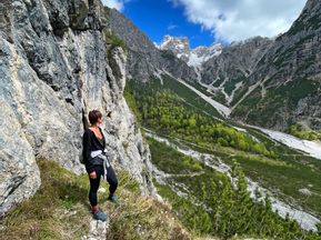 Sportliche Wanderin mit Bergblick auf die beeindruckenden Dolomiten