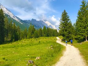 Wanderer am Ganghofer Weg in der Alpenregion Gaistal