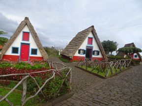 Kleine dreieckige Hütten auf Madeira