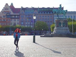 Wanderin in der Altstadt von Malmö