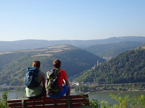 Wanderer genießen den Ausblick am Rheinsteig