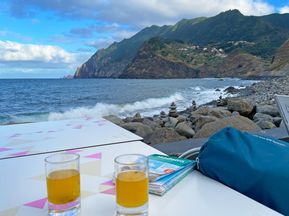 Nationalgetränk Poncha beim Wandern auf Madeira