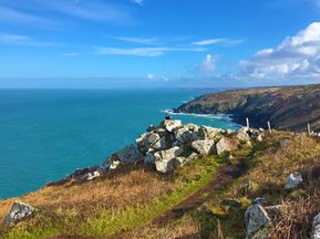 Wandeweg in der Nähe von Zennor mit Blick auf die Küste Cornwalls