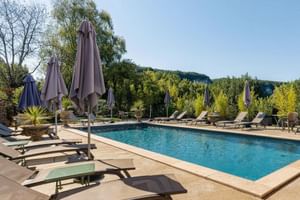 Schöner Pool mit Ausblick in die Natur