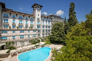 Außenansicht mit Poollandschaft