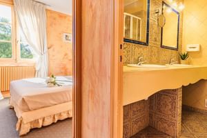 Schönes Bad im Zimmer