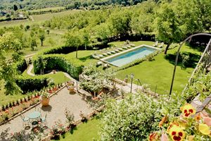 Garten mit Pool im Hotel Palazzo Squarcialupi