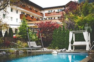 Gartenbereich mit Pool im Wiesenhof Garden Resort