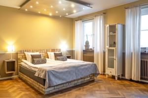 Room with a nice bed at Hotel Maritim Simirshamn