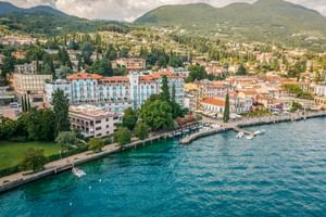 Blick vom See aufs Hotel