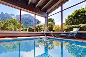 Pool mit Blick auf das Karwendelgebirge im Hotel Post