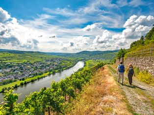 Hiking on beautiful trails along the Moselle