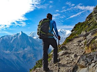 Steiniger Wanderweg mit Blick auf den Mont Blanc