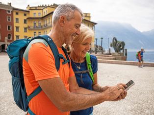 Hikers in Riva on Lake Garda with App
