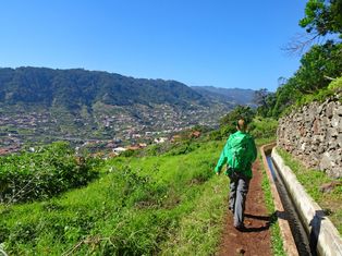 Wandern entlang gepflegter Levada Wege hoch über Machico