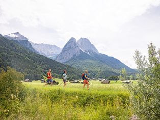 Wanderer im Gebirge auf der Reise von Füssen nach Meran