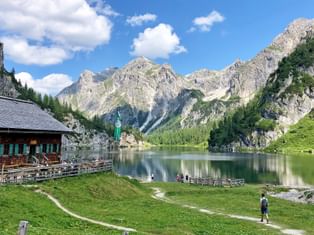 Tappenkarsee with alpine hut in the foreground and the Radstädter Tauern in the background