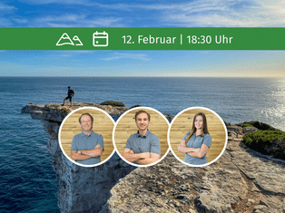 Küstenklippe mit Meerblick und drei Mitarbeiterporträts. Grünes Banner zeigt Datum 12. Februar, 18:30 Uhr. Person steht auf Felsvorsprung.