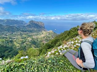 Wanderer auf Madeira Aussicht Wanderer blauer Rucksack