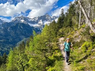 Wanderin mit Bergpanorama im Hintergrund