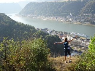 Wanderin mit Aussicht auf den Rhein