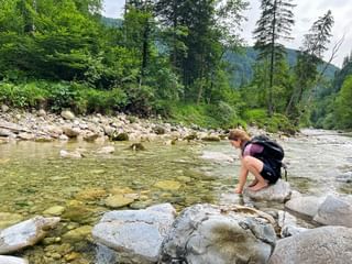 Wanderer am Lienbach auf der Postalm