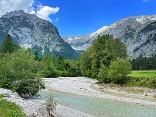 Glasklare Leutschacher Ache, gesäumt von Bäumen