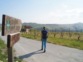 Wanderin am Weg nach Alba