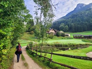 Wanderin am Wanderweg in Fuschl 