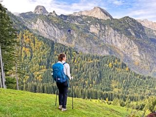 Wanderin vor herbstlichem Bergpanorama