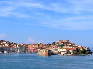 Malerischer Ausblick auf Elba unter blauem Himmel von einem Boot aus