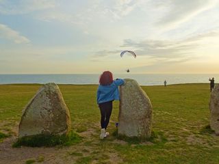 Wanderin am Ales Stenar in Schweden
