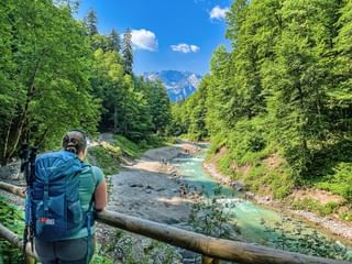 Wanderin blickt auf Bachbett bei Partnachklamm
