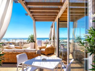 Tombolo Talasso Resort Marina di Castagneto Terrasse mit Blick auf den Strand