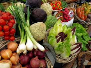 Gemüseauswahl, Tomaten, Zwiebel, Frühlingszwiebel, Chicoree, Radieschen, Karotten, Paprika, Kohl