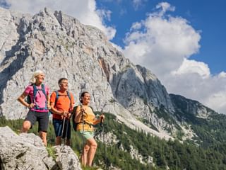 Wanderer blicken in die Ferne