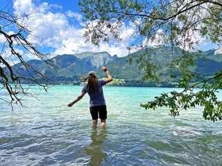 Wanderin im Wolfgangsee bei Gschwendt