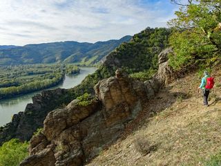 Wanderin mit Blick auf Donau