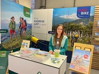 Messebegleitung auf Messe vor Messewand