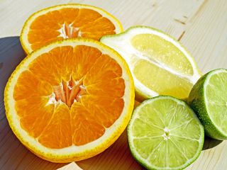 Aufgeschnittene Orange, Zitrone und Limette